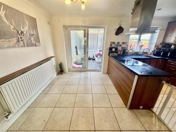 KITCHEN/DINING ROOM