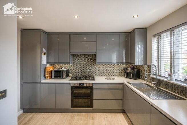 3 bed Town House for sale Image 4
