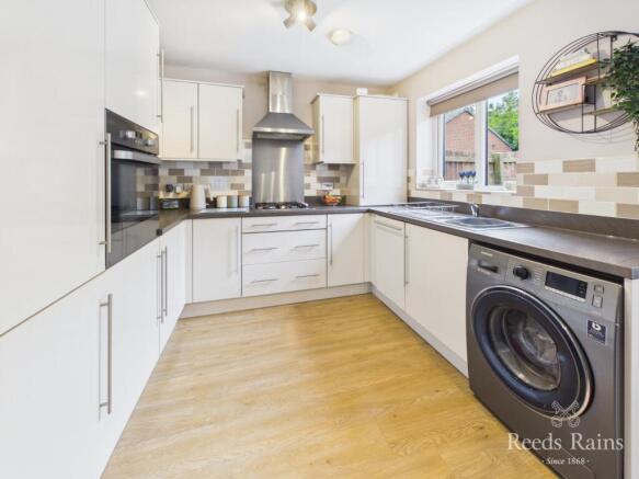 3 bed Semi-Detached for sale Image 4
