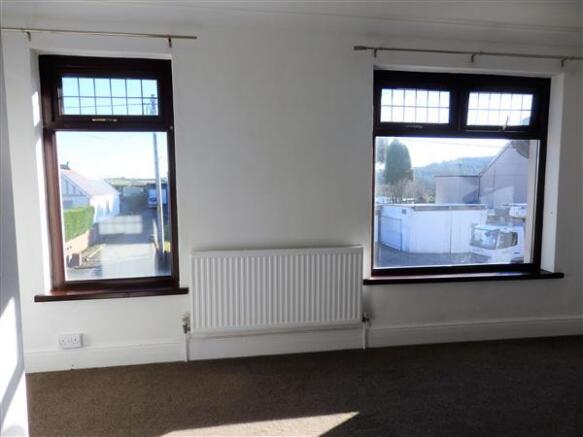 FRONT BEDROOM 1 :