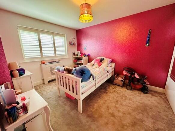 4 bed House to rent Image 5