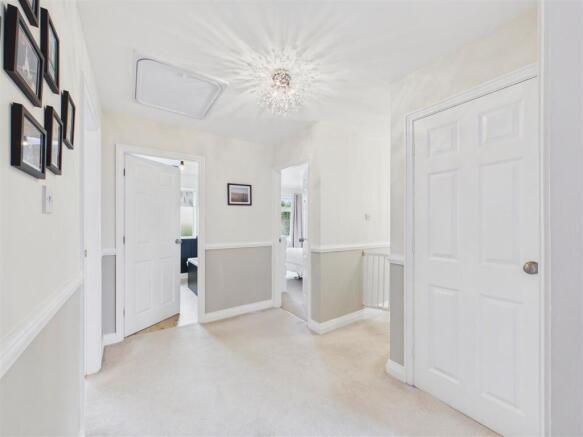 4 bed Detached for sale Image 11
