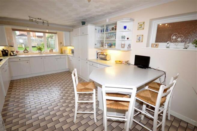 KITCHEN/BREAKFAST RO