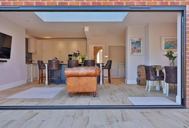4 bed Semi-Detached for sale Image 8