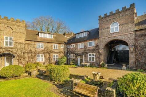 Castle Way, Hanworth Park