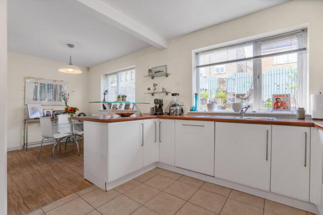 5 bed Detached for sale Image 12