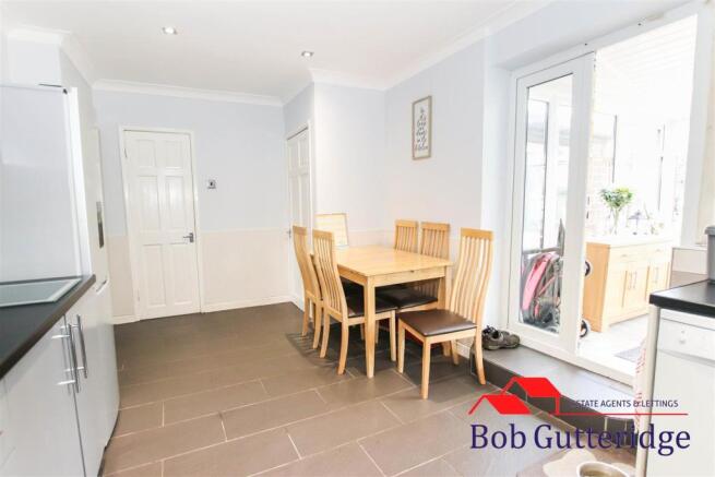 MODERN FITTED KITCHEN / DINING ROOM