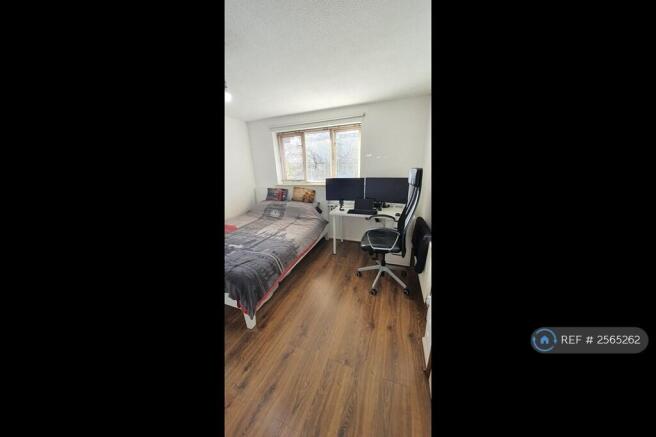Bedroom - 40" Tv, Wadrobe Inc Drawers, Desk, Chair