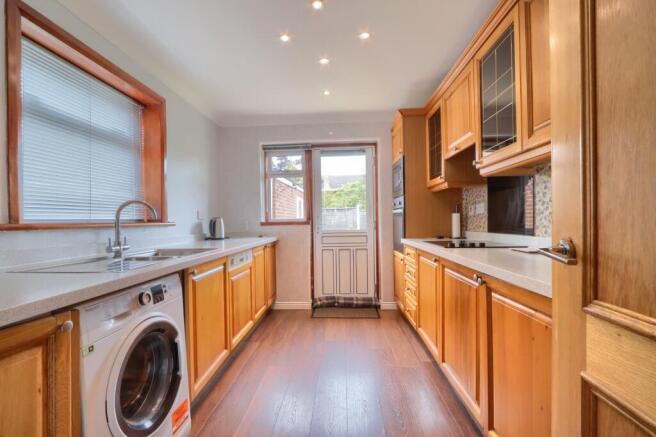 5 bed Detached for sale Image 11