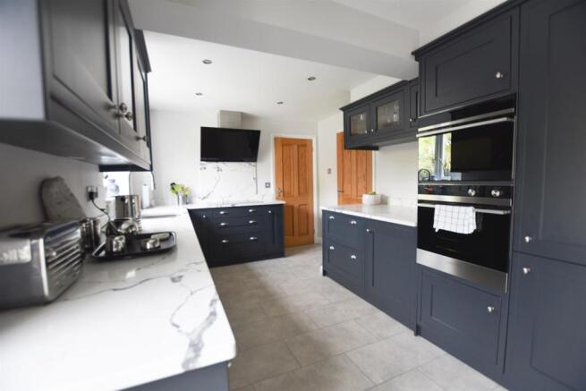 FITTED KITCHEN