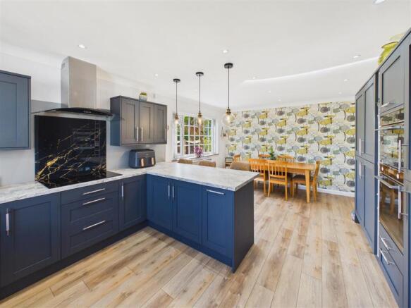 4 bed Detached for sale Image 9