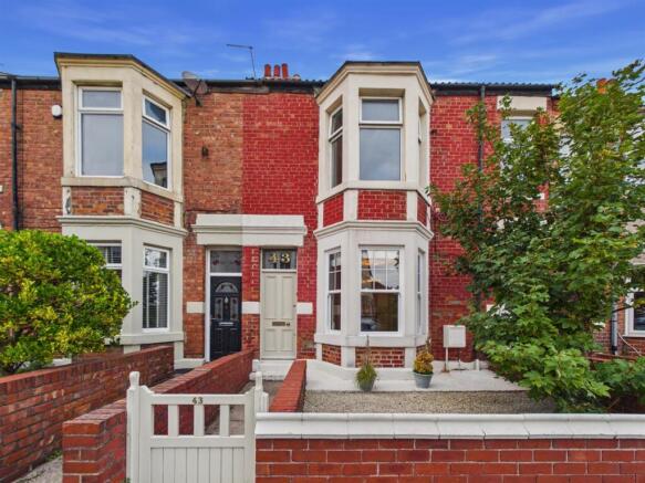 2-bed flat on Eskdale Terrace, Cullercoats, £275,000