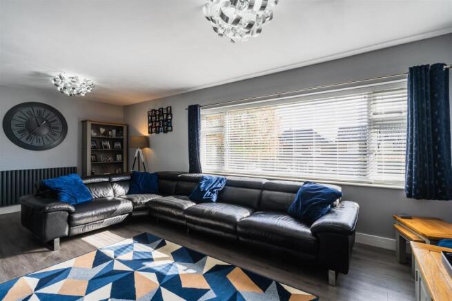 5 bed Detached for sale Image 11
