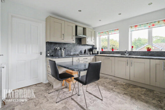 4 bed Detached for sale Image 11