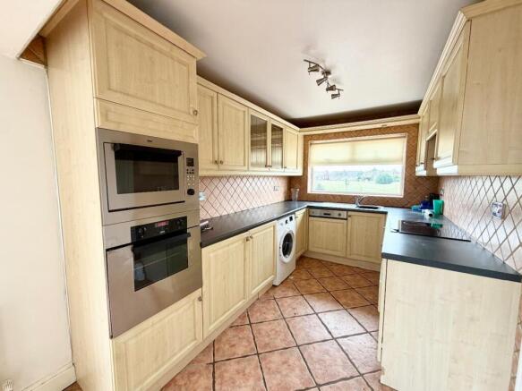5 bed Semi-Detached for sale Image 3