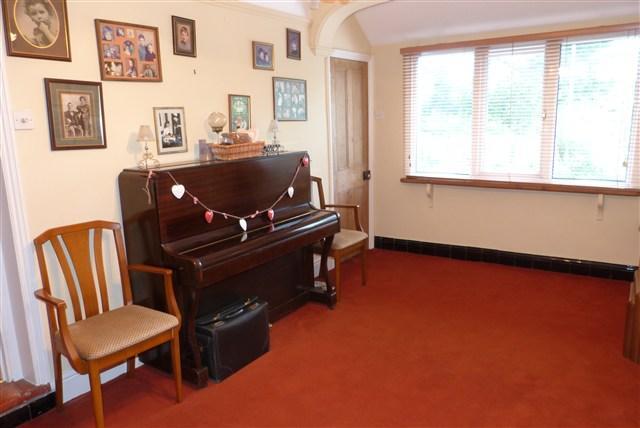 sitting/dining room
