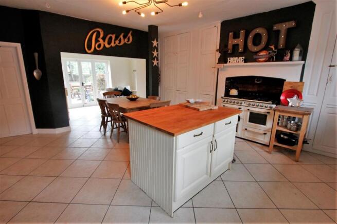 Kitchen (2).JPG