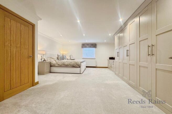 5 bed Detached for sale Image 7