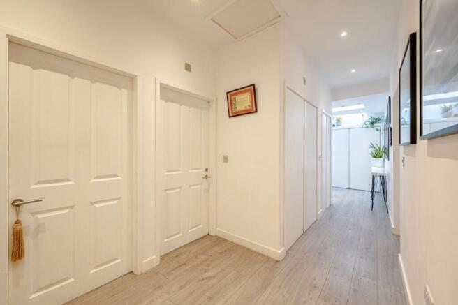 3 bed Flat for sale Image 11