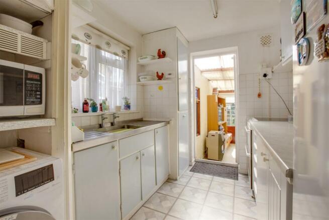 87 Walton Drive, HP13 6TS-11.jpg