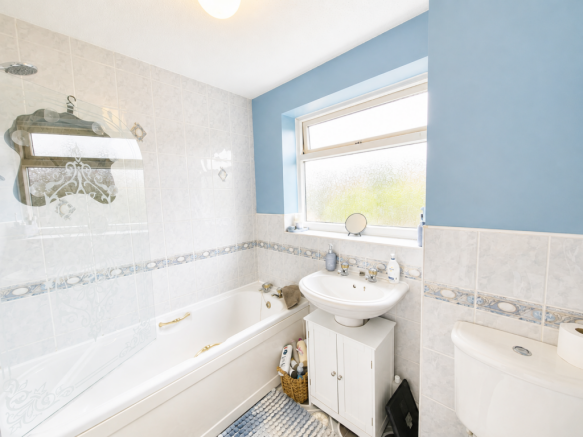 4 bed Detached for sale Image 12