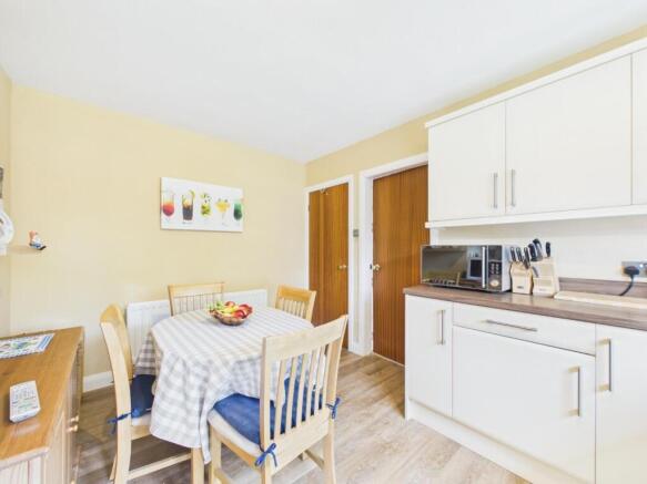 5 bed House for sale Image 7