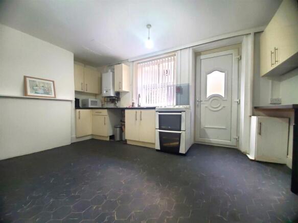 3 bed Terraced to rent Image 6