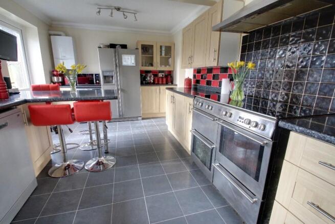 KITCHEN/BREAKFAST