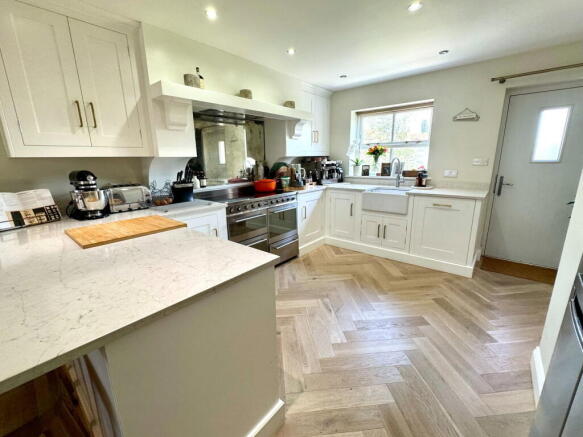 4 bed Detached for sale Image 10