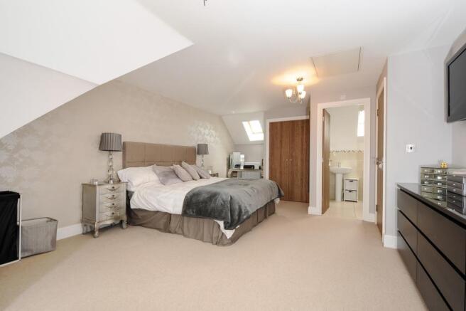 Master Bedroom With en Suite