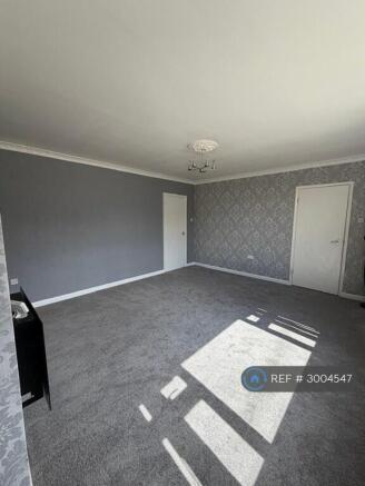 4 bed Semi-Detached to rent Image 2