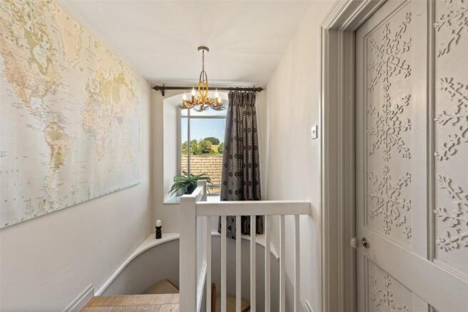 5 bed Detached for sale Image 8