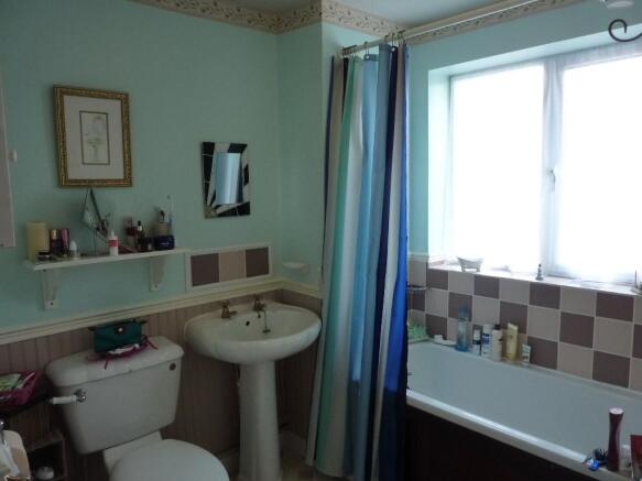 FAMILY BATHROOM