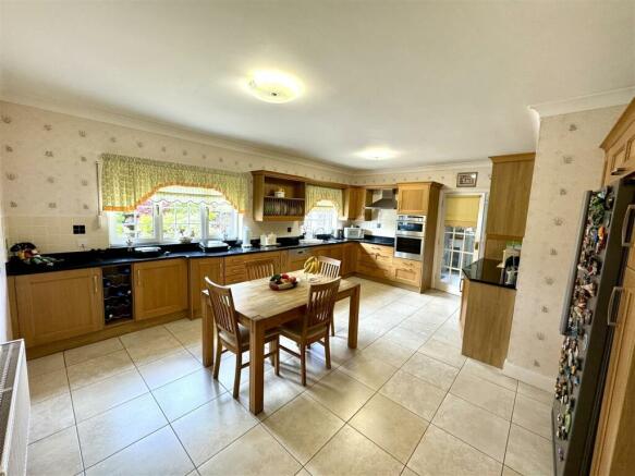 KITCHEN/BREAKFAST ROOM
