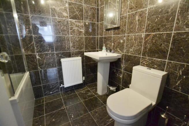 bed 3 ensuite.jpg