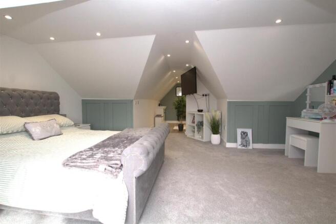 MASTER ROOM ANGLE 1.jpg