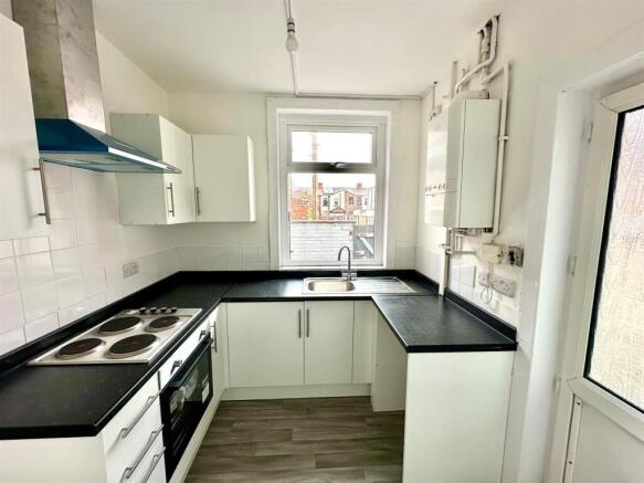 3 bed Terraced to rent Image 4