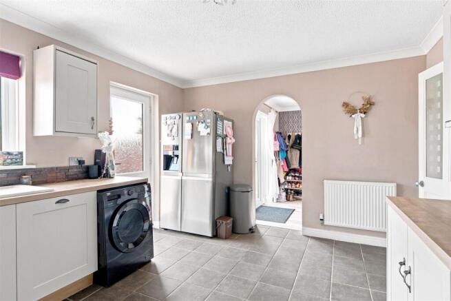 4 bed Detached for sale Image 9