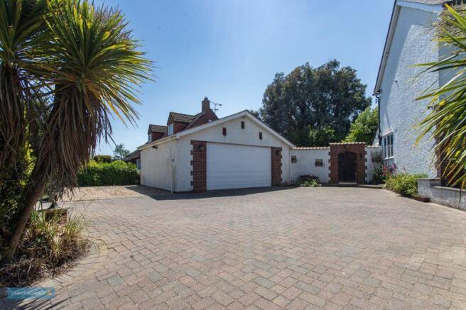 Driveway/Garage