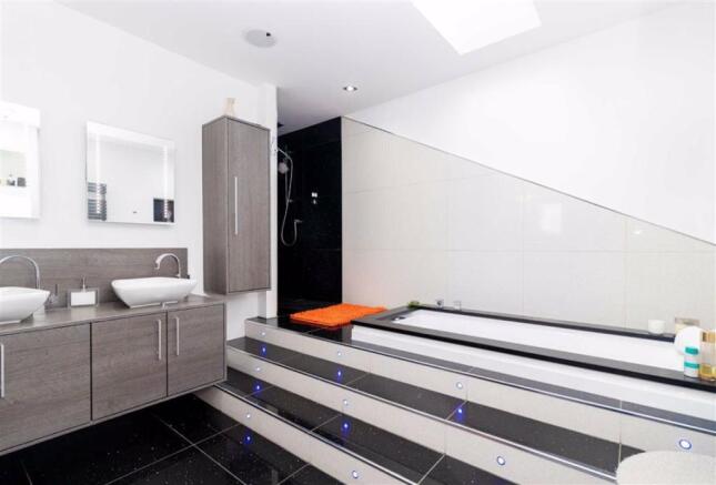 MASTER EN-SUITE