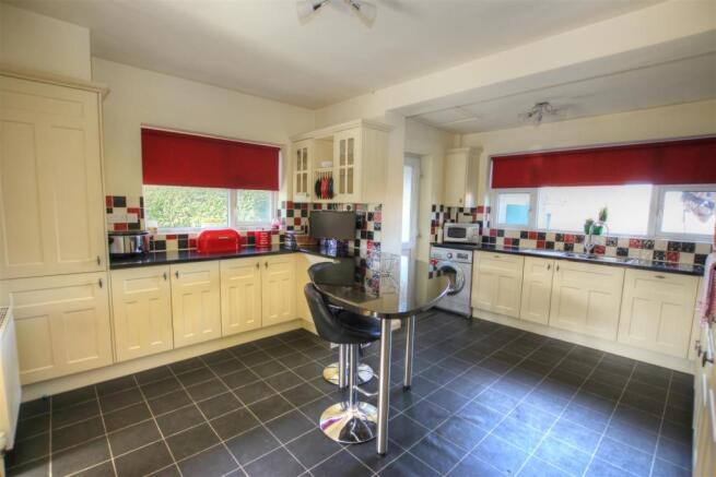 KITCHEN/BREAKFAST RO