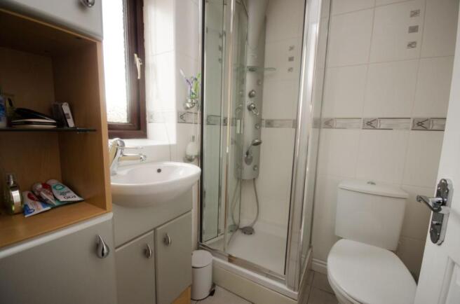 EN-SUITE SHOWER ROOM