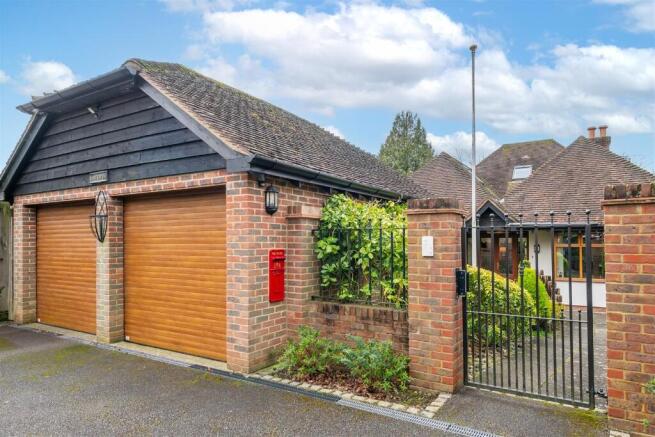 Church Road, Crawley, West Sussex, RH10 photo 4