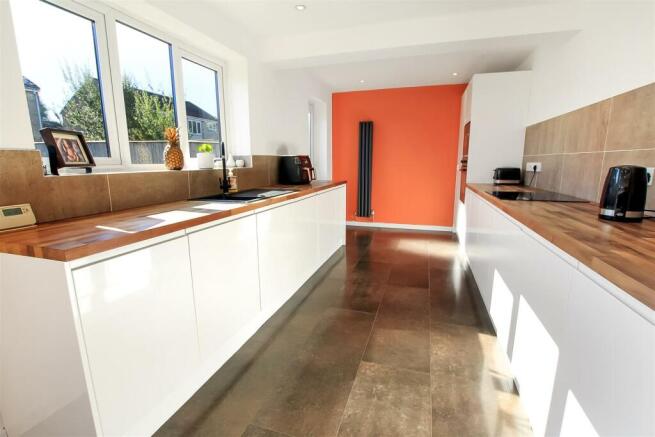 Kitchen (1).JPG