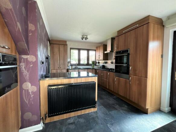 Kitchen 2.JPG