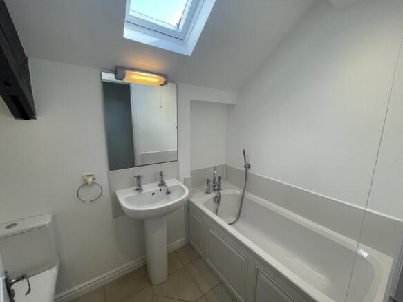 3 bed Semi-Detached to rent Image 9