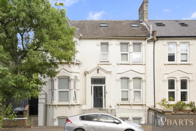 Furnished 1-Bed Top Floor Flat