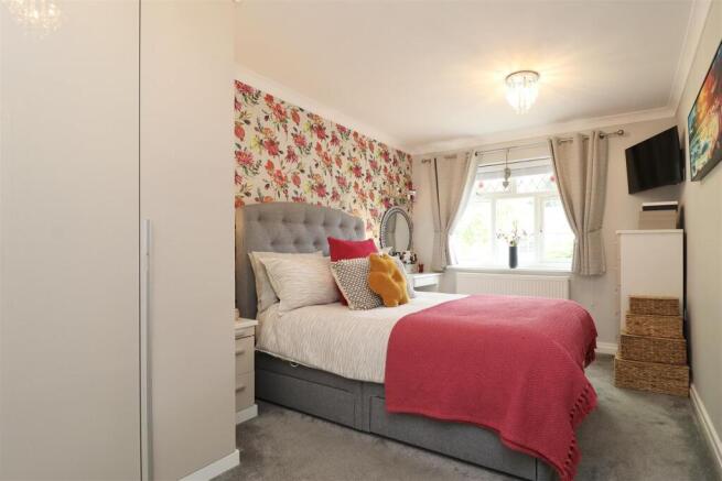 5 bed Detached for sale Image 11
