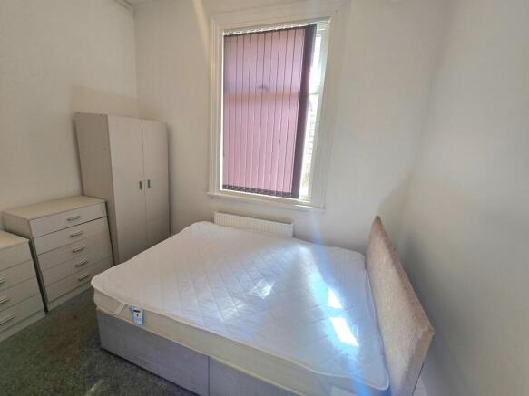 3 bed Flat to rent Image 6