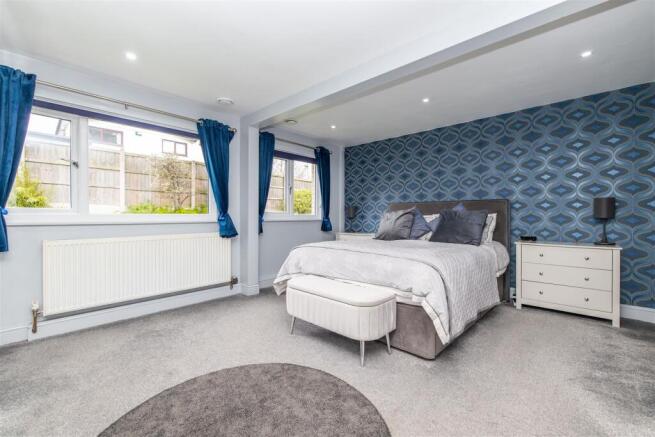 4 bed Detached Bungalow for sale Image 11
